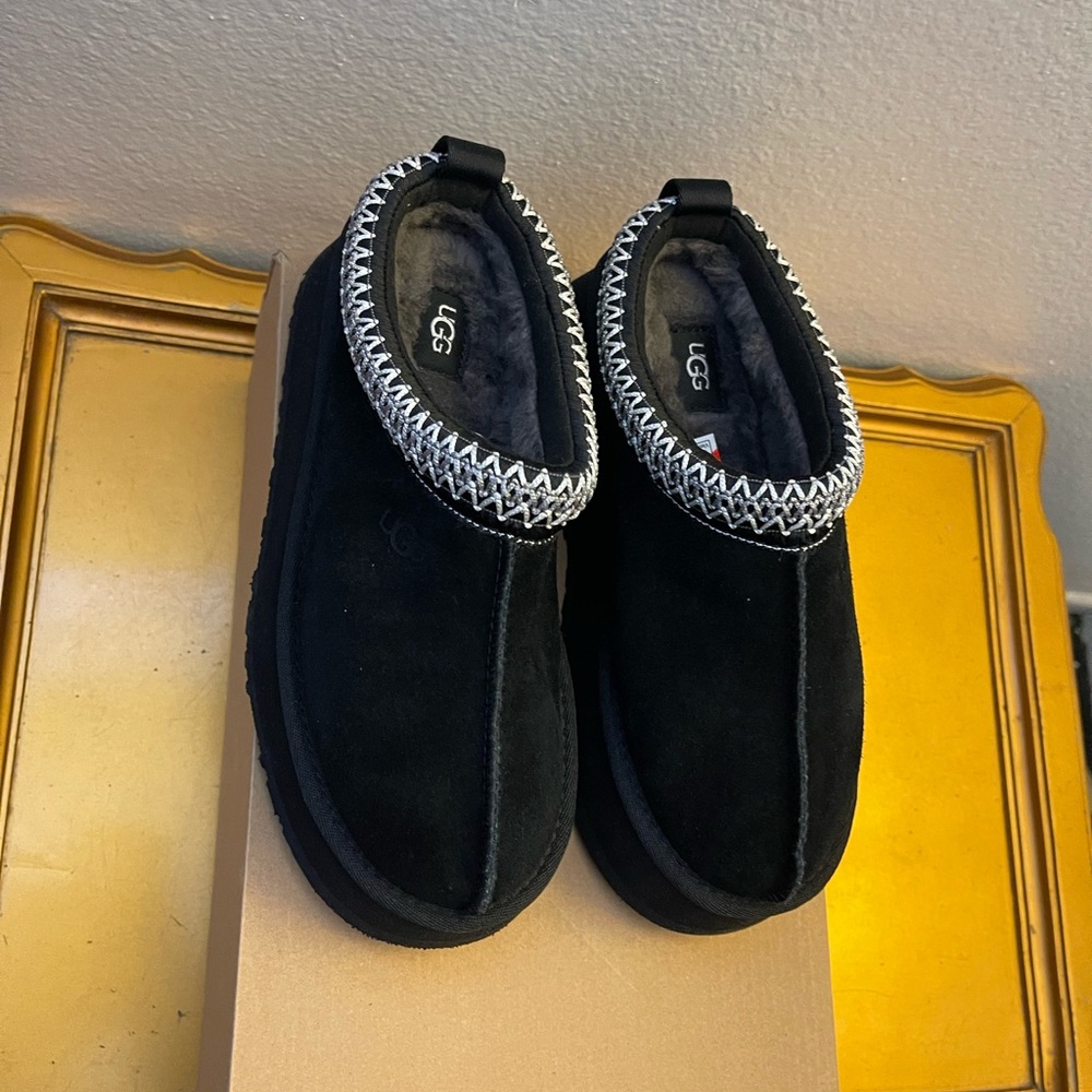 BRAND NEW UGG W TAZZ!!